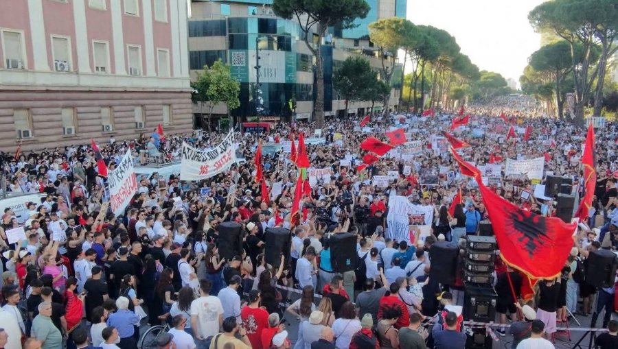 Protesta kombëtare në Tiranë  studentëve u bashkohen pedagogët  mjekët  artistët dhe diaspora