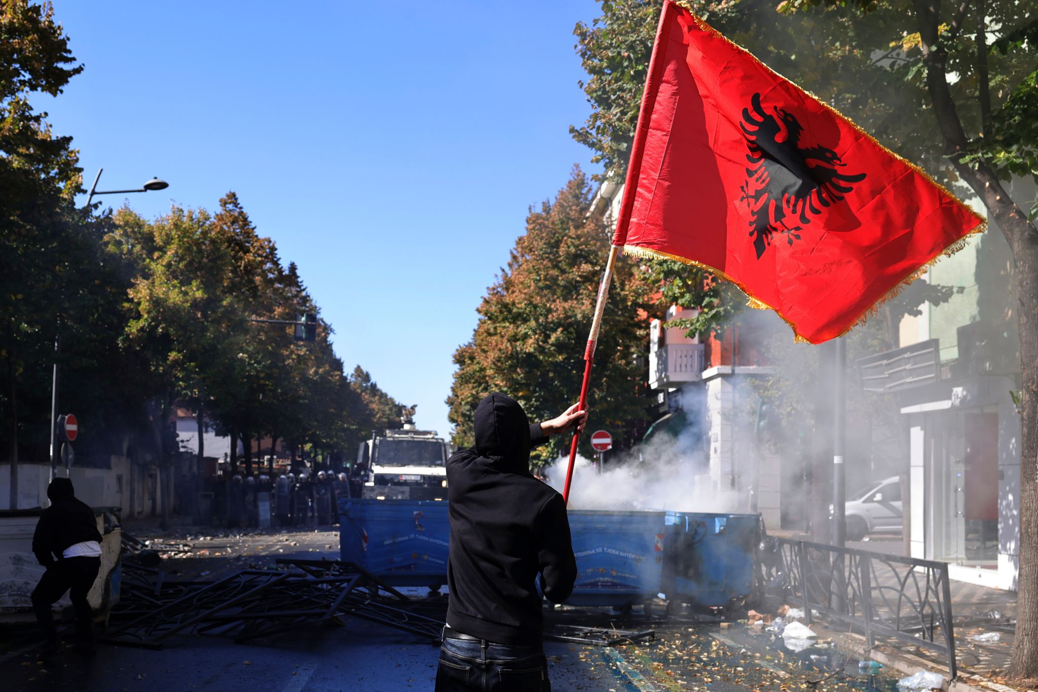 Eurodeputetët dënojnë dhunën e protestave në Shqipëri