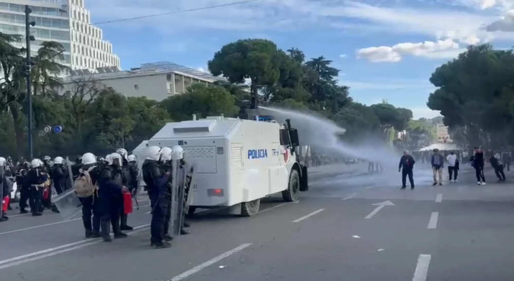Tensione në ditën e 12 të të protestave në Tiranë  përplasje mes protestuesve dhe policisë
