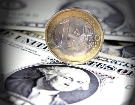 Dollari bie në vlerë  euro forcohet në tregjet ndërkombëtare