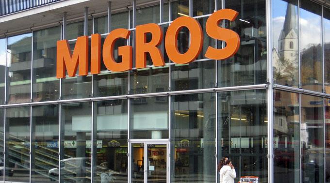 Rregullat e reja të parkimit të Migros shkaktojnë konfuzion te klientët